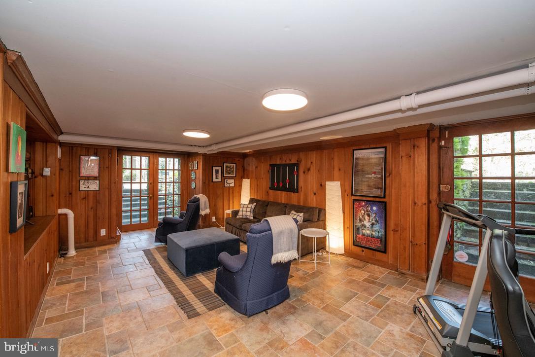 CHESTNUT HILL - Residential