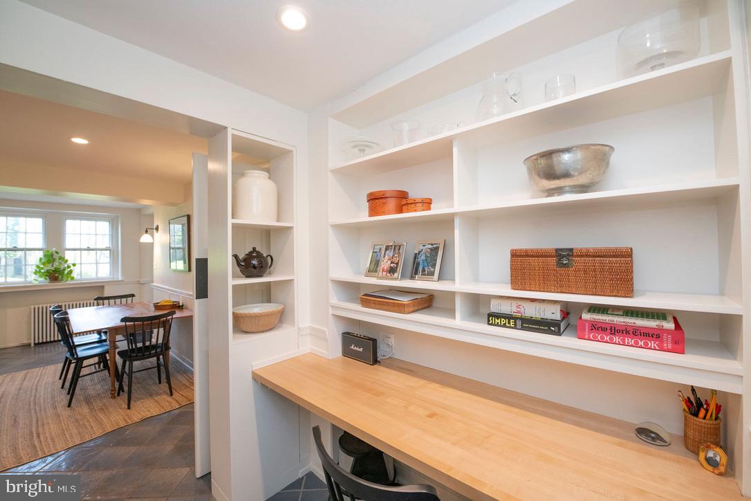 CHESTNUT HILL - Residential