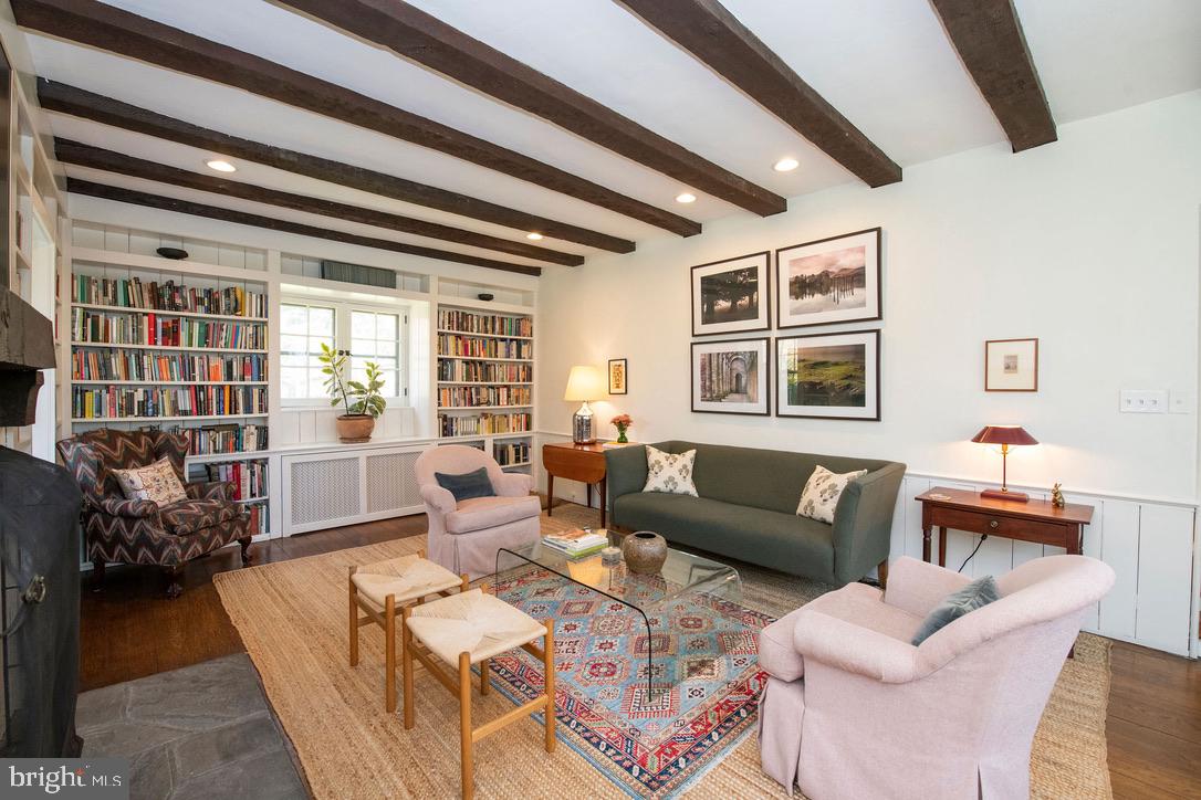 CHESTNUT HILL - Residential