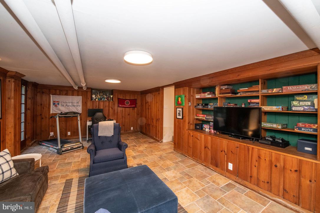 CHESTNUT HILL - Residential