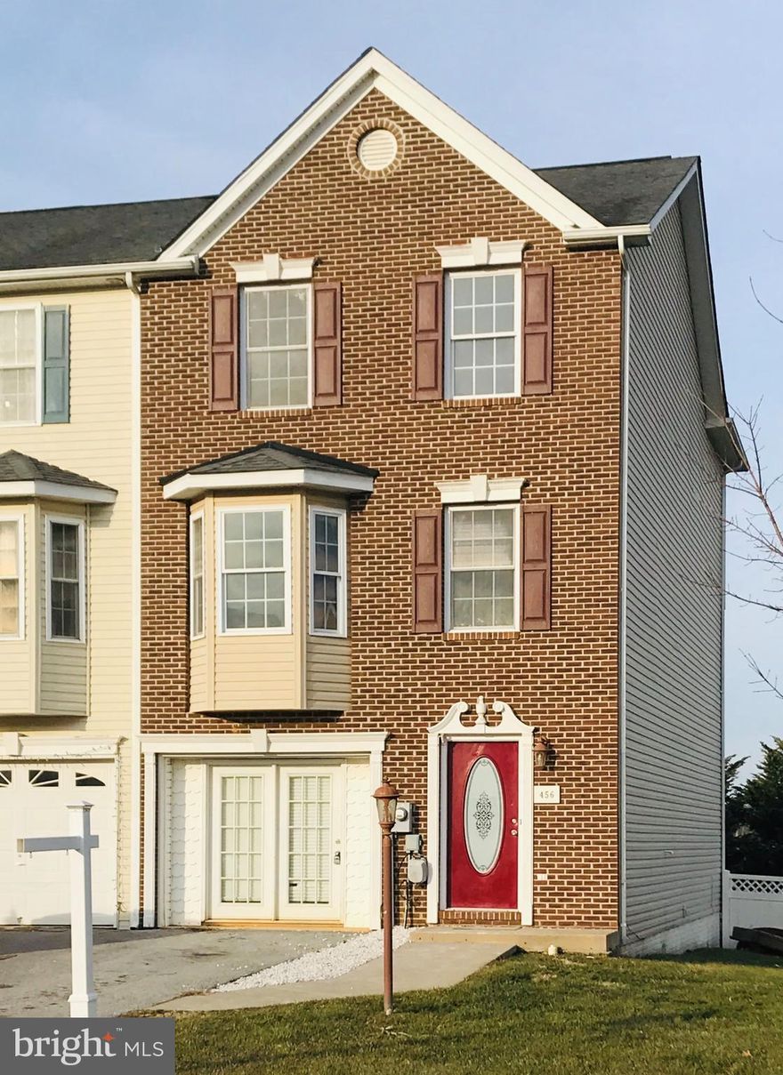 MOVE-IN READY!! Freshly painted, new carpet, & new fixtures throughout! 3 bedrooms, 2 full/2 half bath townhouse end unit located in Briar Run. Spacious main floor features open family room/kitchen concept leading into an overly sized morning room.  Enjoy your private view on your 2 tier deck on both main & lower levels.  Fully finished entryway offers a large room for recreational purposes or additional bedroom. Neighborhood is great commuting location directly off Rt.9 close to VA, MD &  MARC train. Close proximity to shopping & dinning! A MUST SEE!