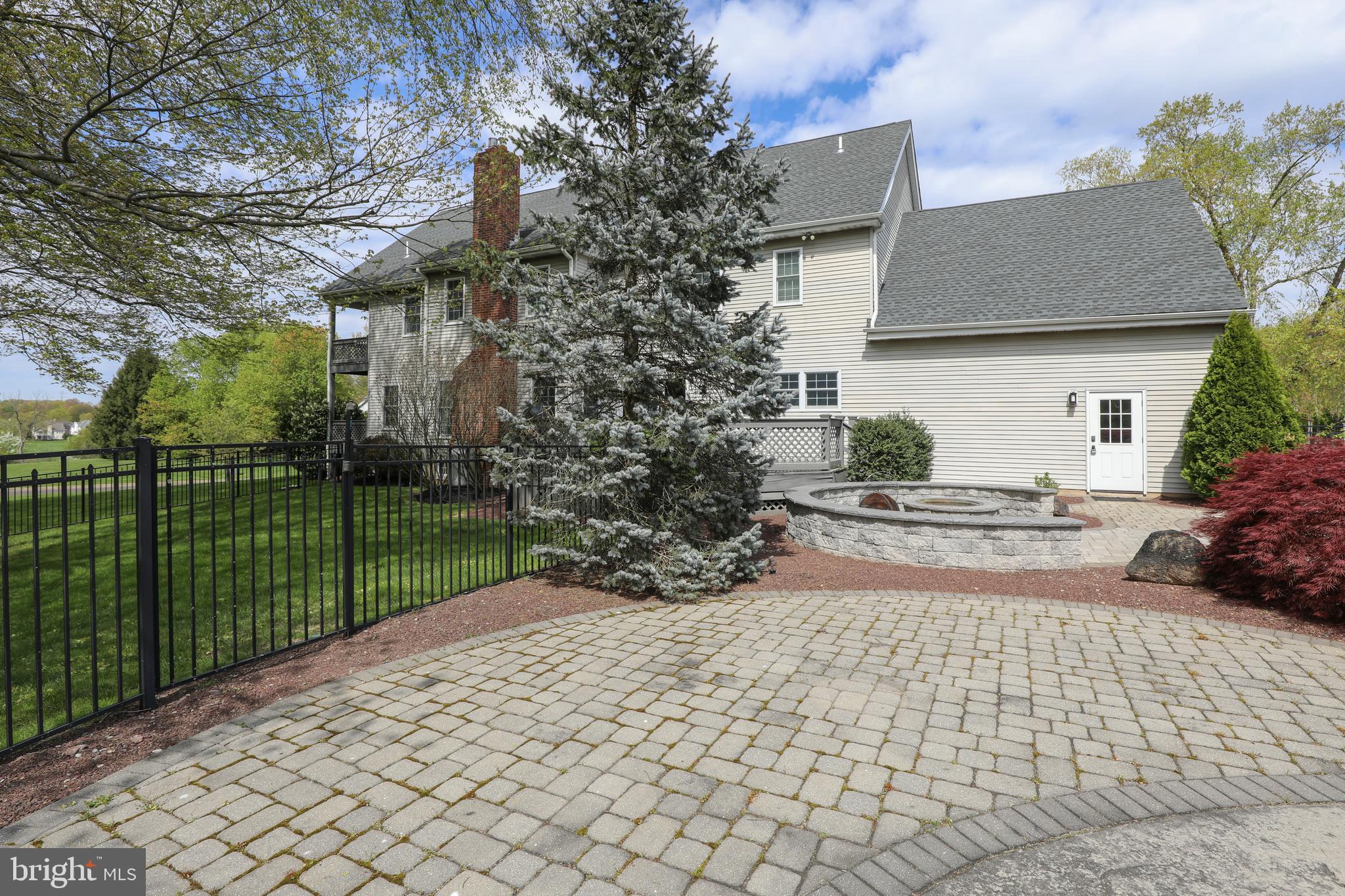 HIDDEN LAKE - Residential