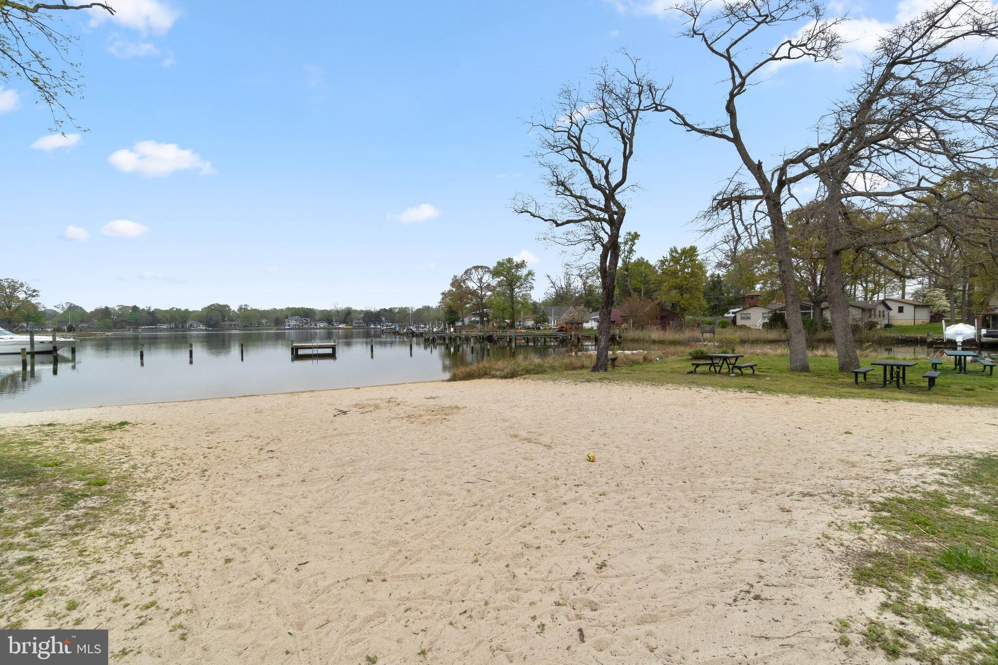 WOODLAND BEACH - Residential