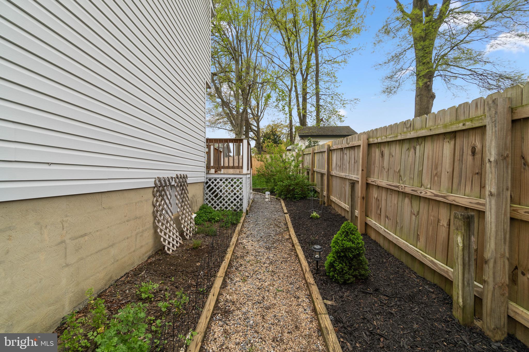 WOODLAND BEACH - Residential