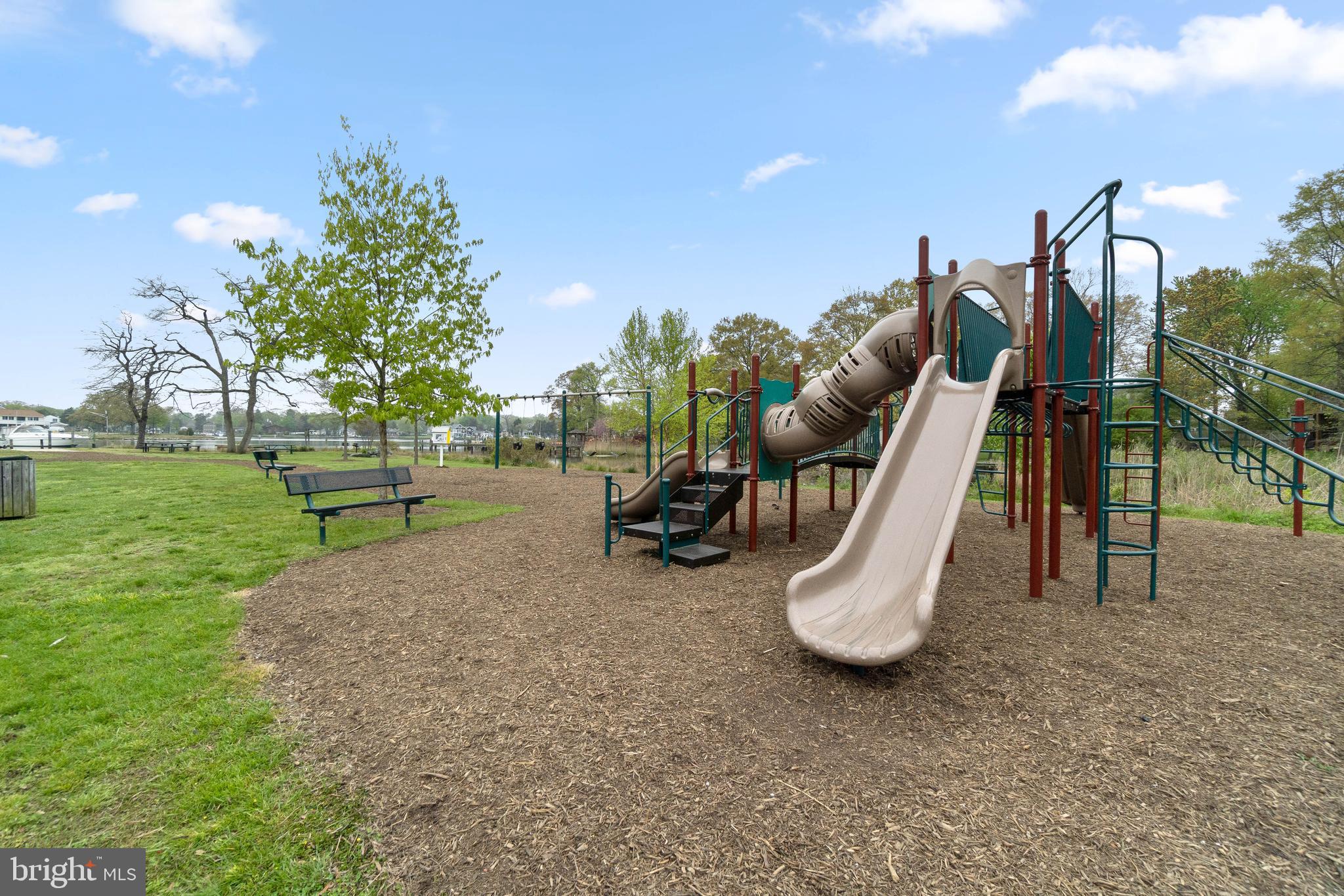 WOODLAND BEACH - Residential