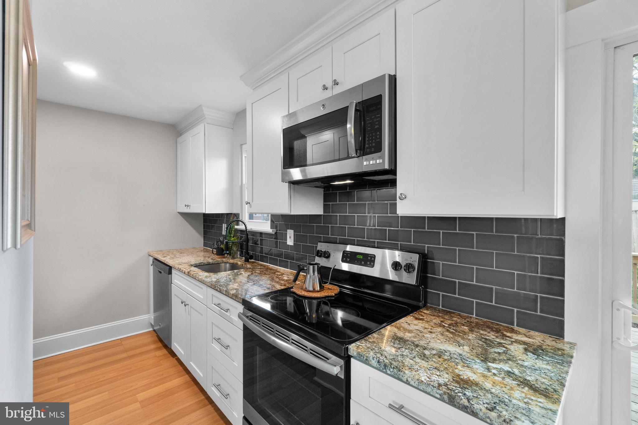 WOODLAND BEACH - Residential