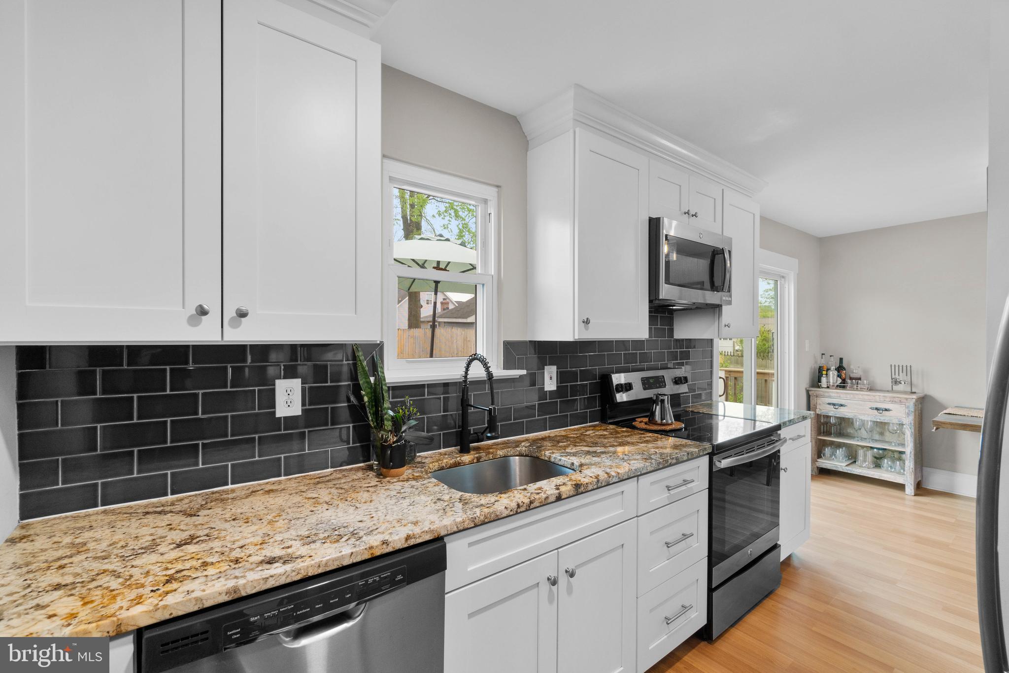 WOODLAND BEACH - Residential