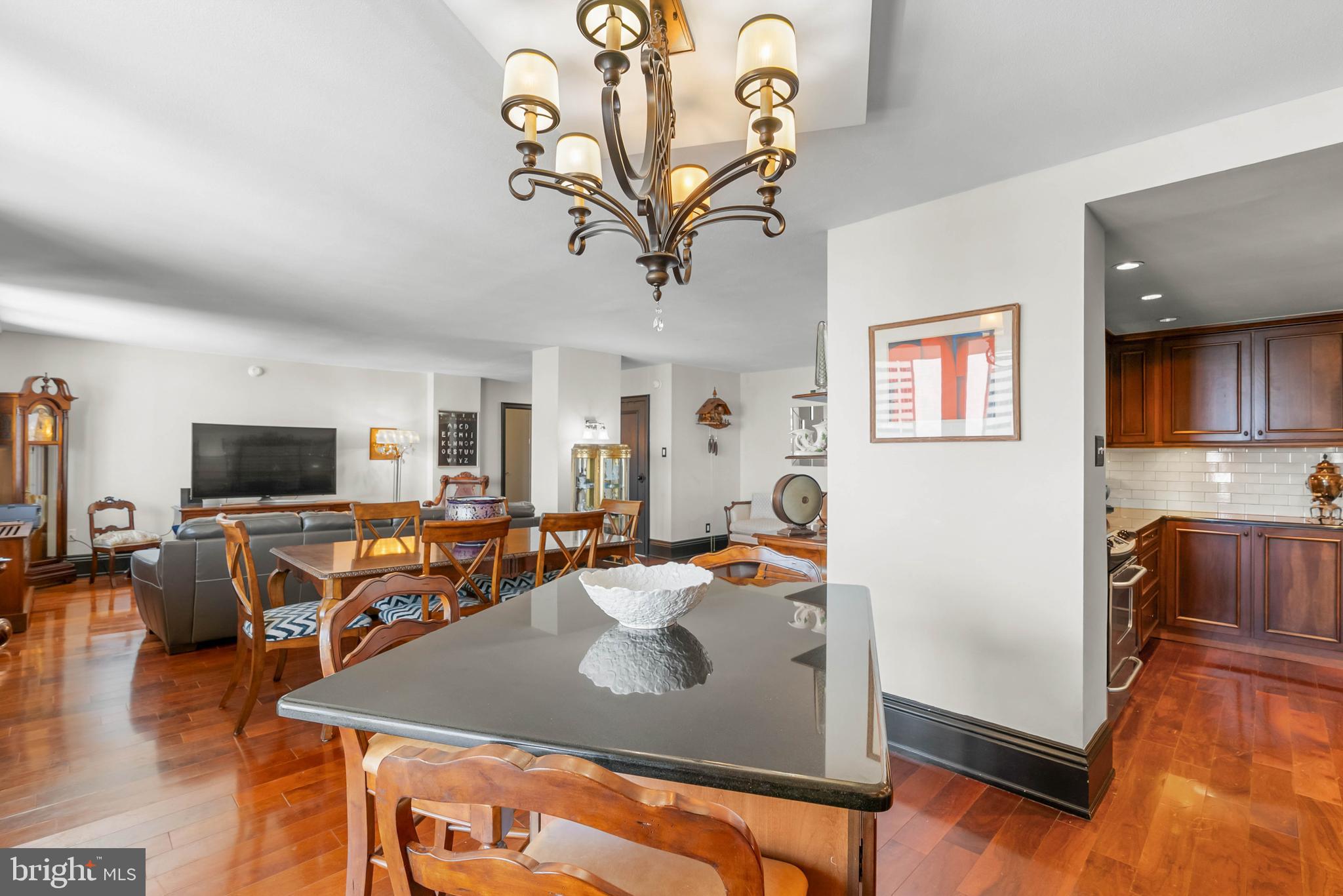 LOGAN SQUARE - Residential