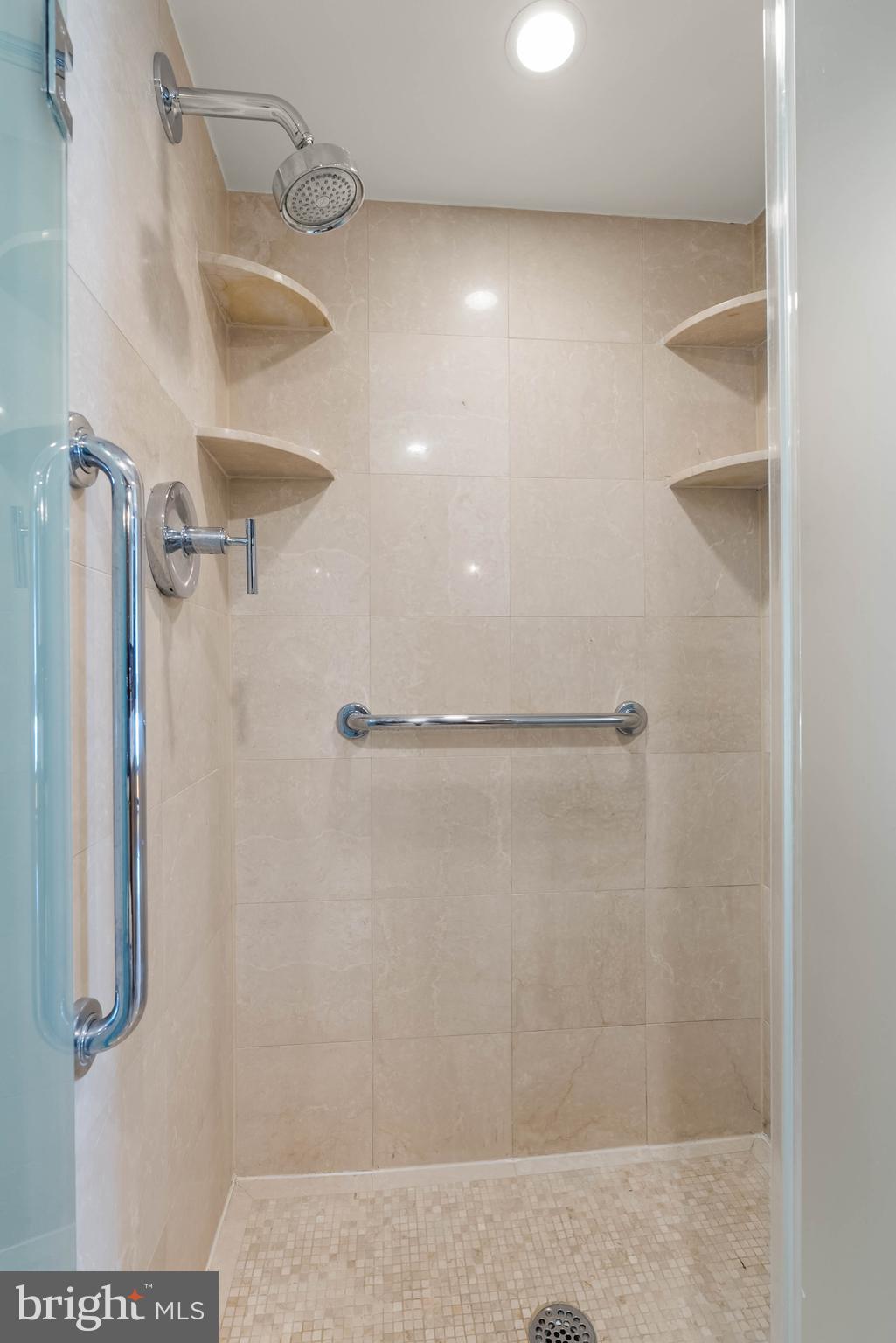 LOGAN SQUARE - Residential