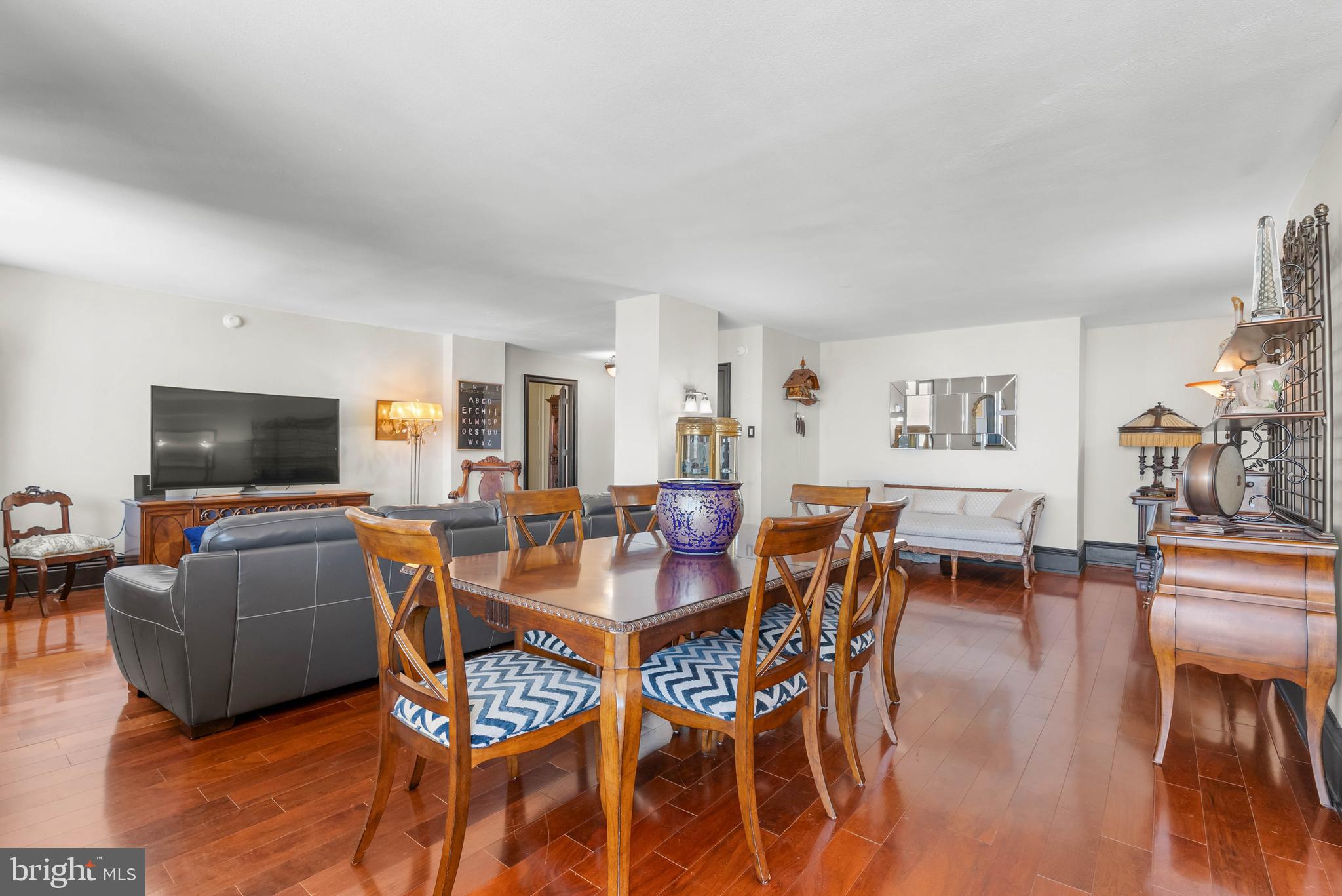 LOGAN SQUARE - Residential