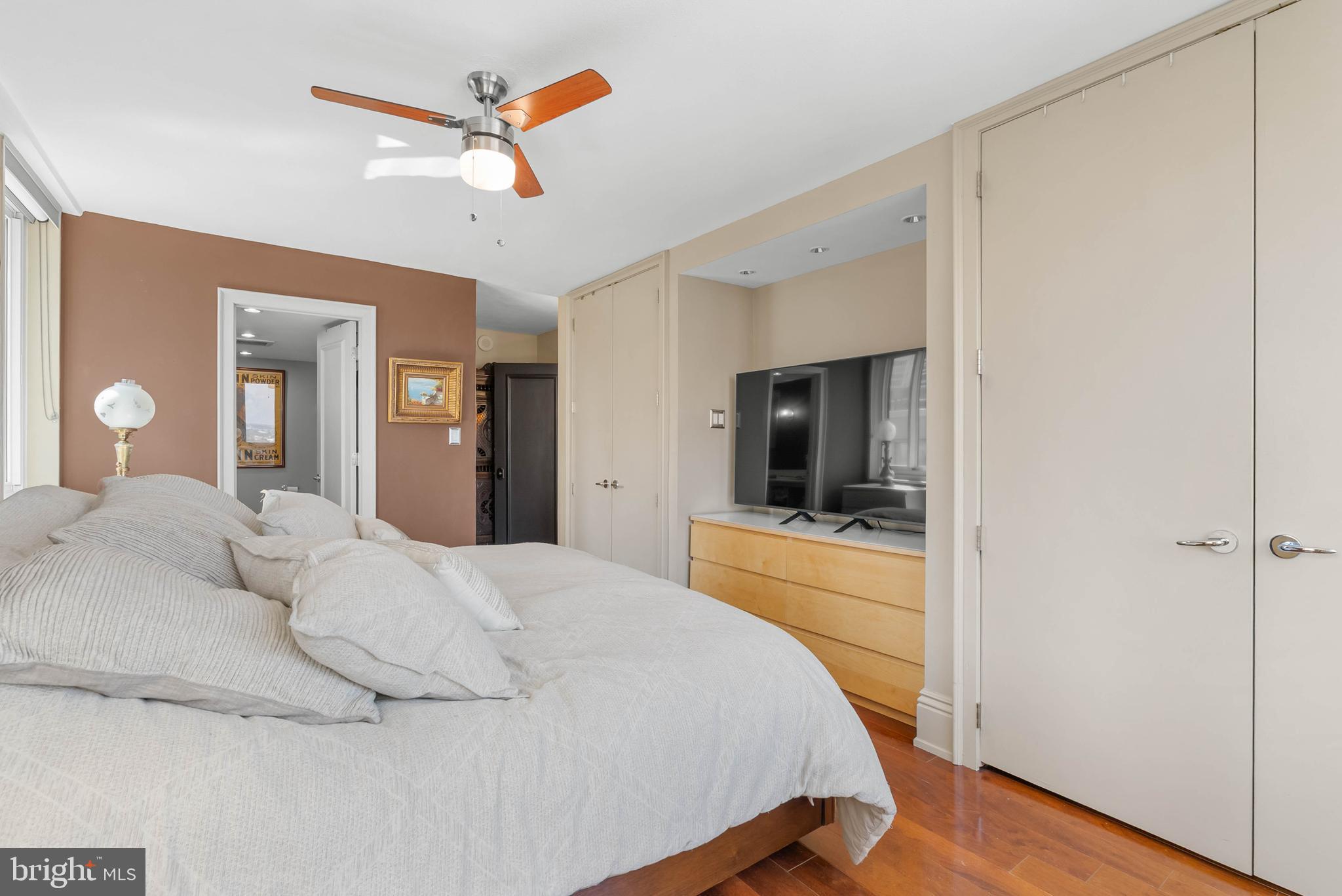 LOGAN SQUARE - Residential