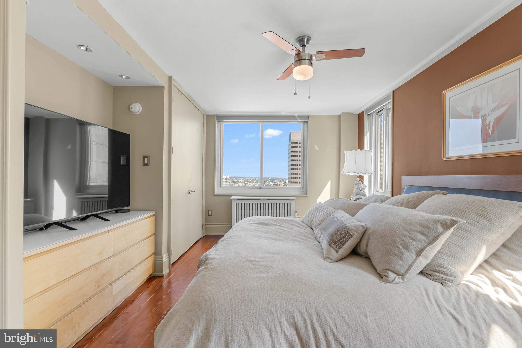 LOGAN SQUARE - Residential