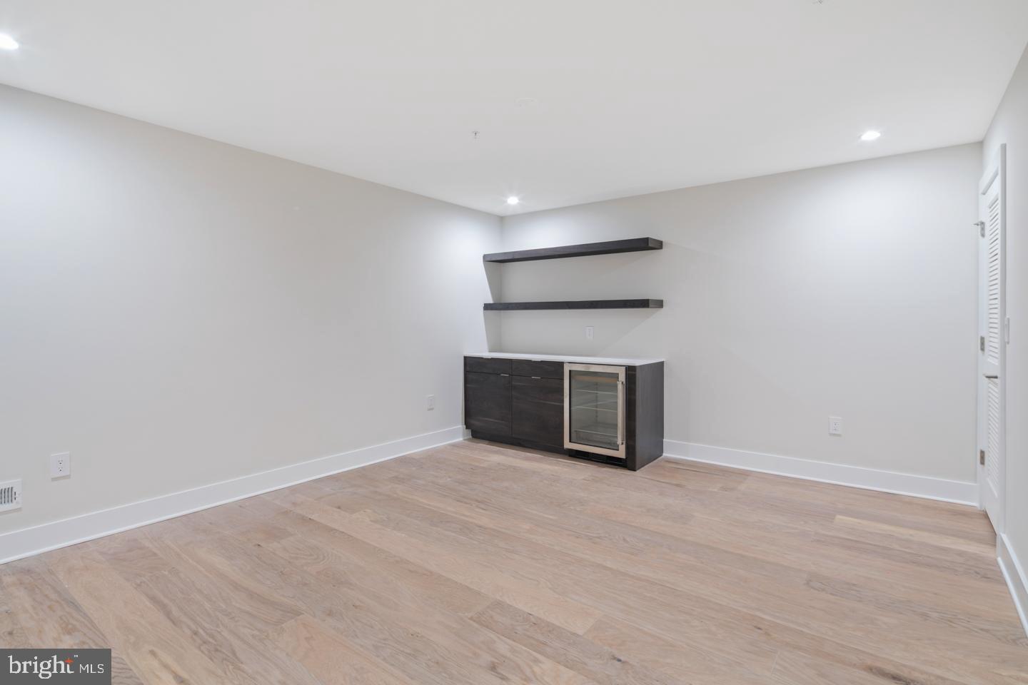 LOGAN SQUARE - Residential