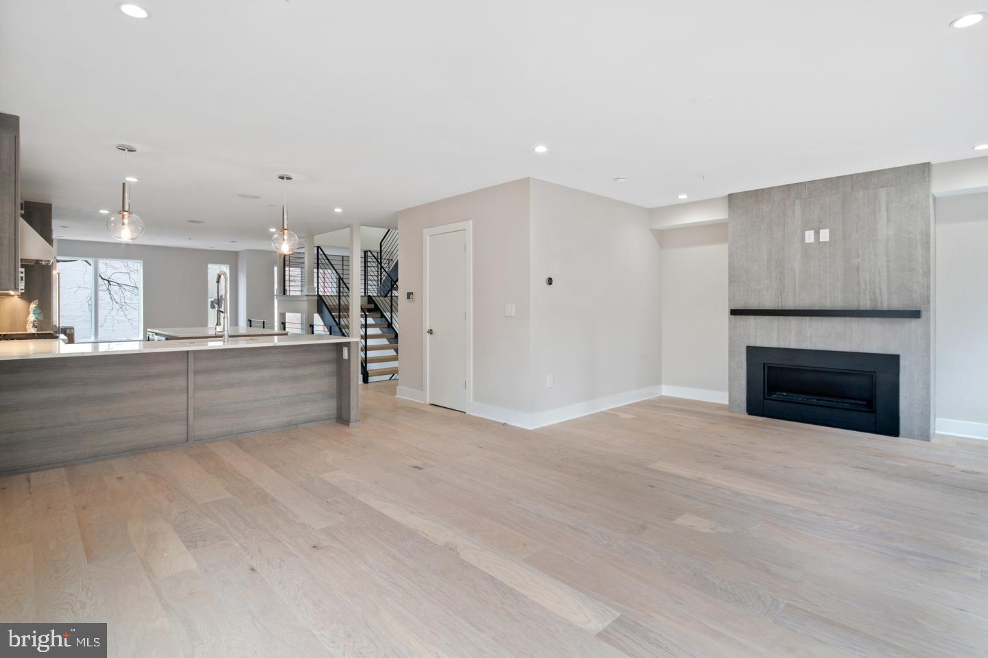 LOGAN SQUARE - Residential