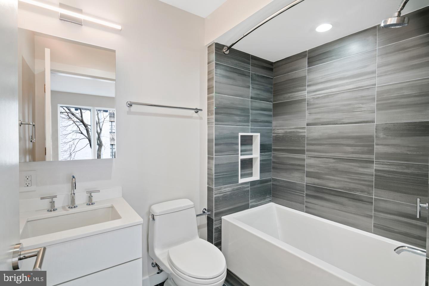 LOGAN SQUARE - Residential