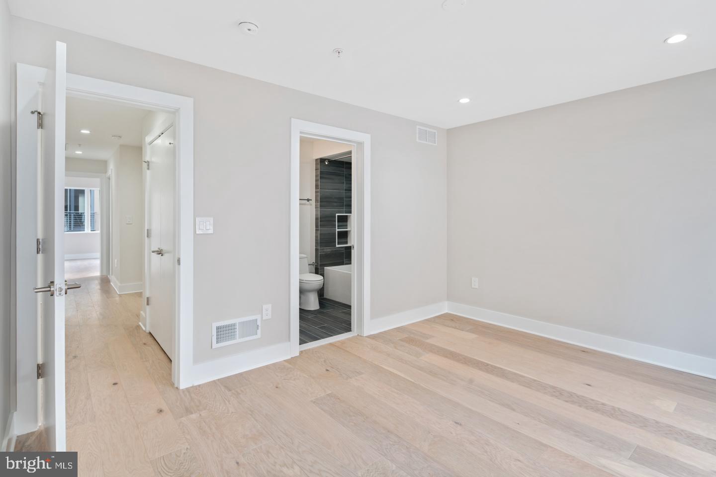 LOGAN SQUARE - Residential