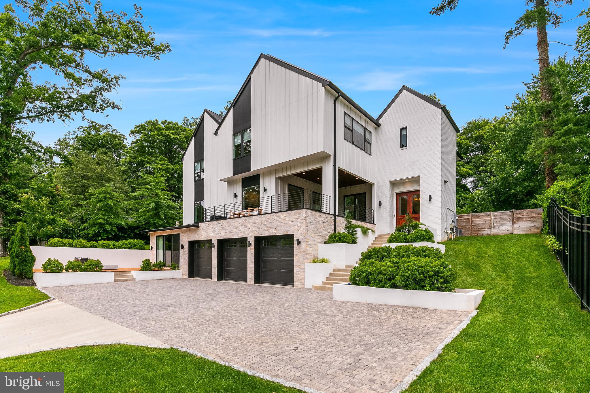 5914 WOODLEY ROAD