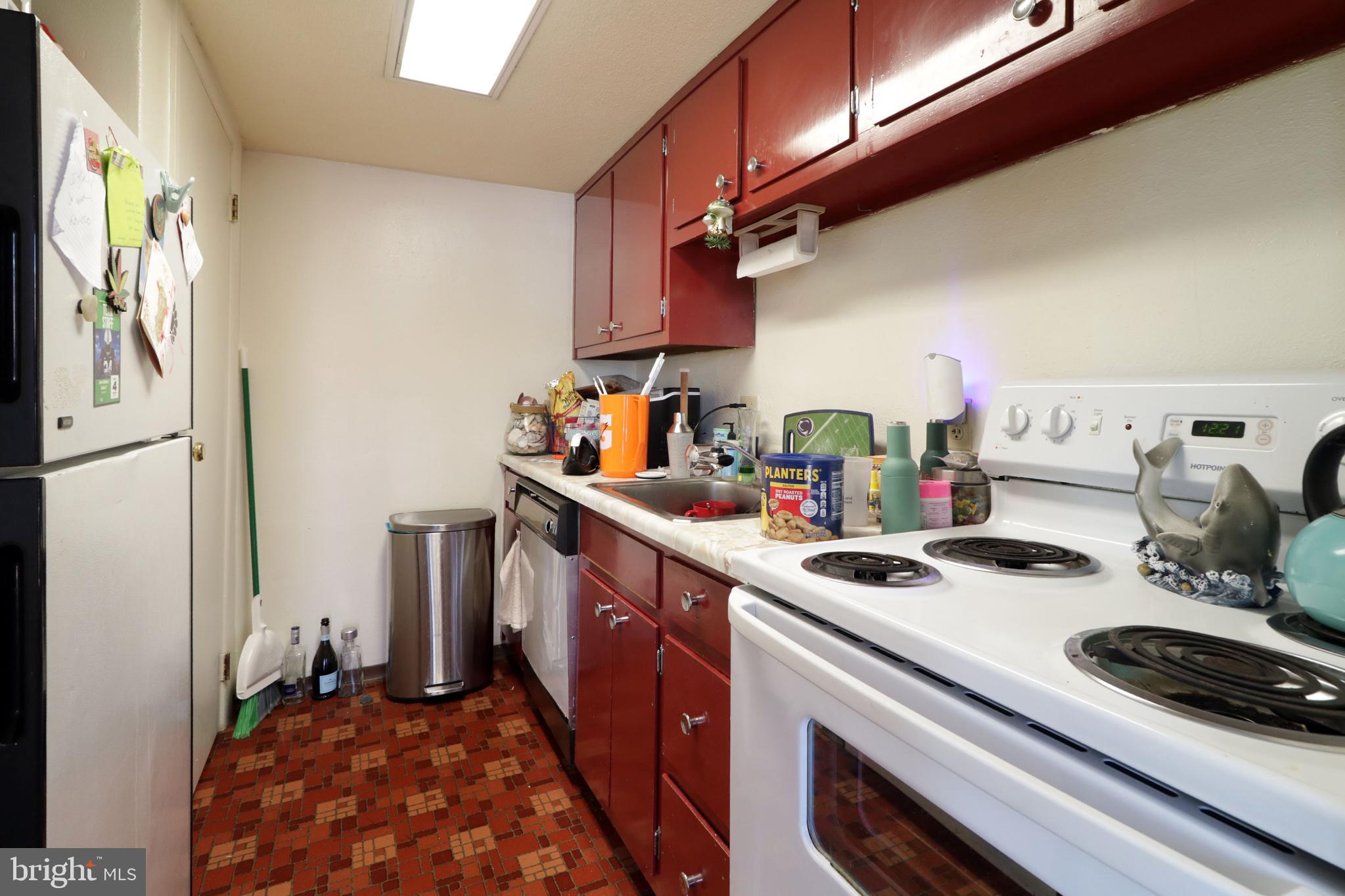 UNIVERSITY TOWERS - Residential