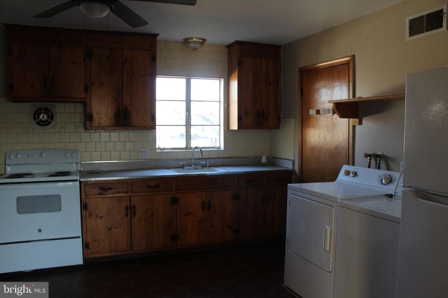 Two Bedroom, one Bath apartment on the 2nd floor in the Town of Culpeper.  Apartment is all electric with 4 ceiling fans, hardwood floors in Living room, bedrooms and hallway.