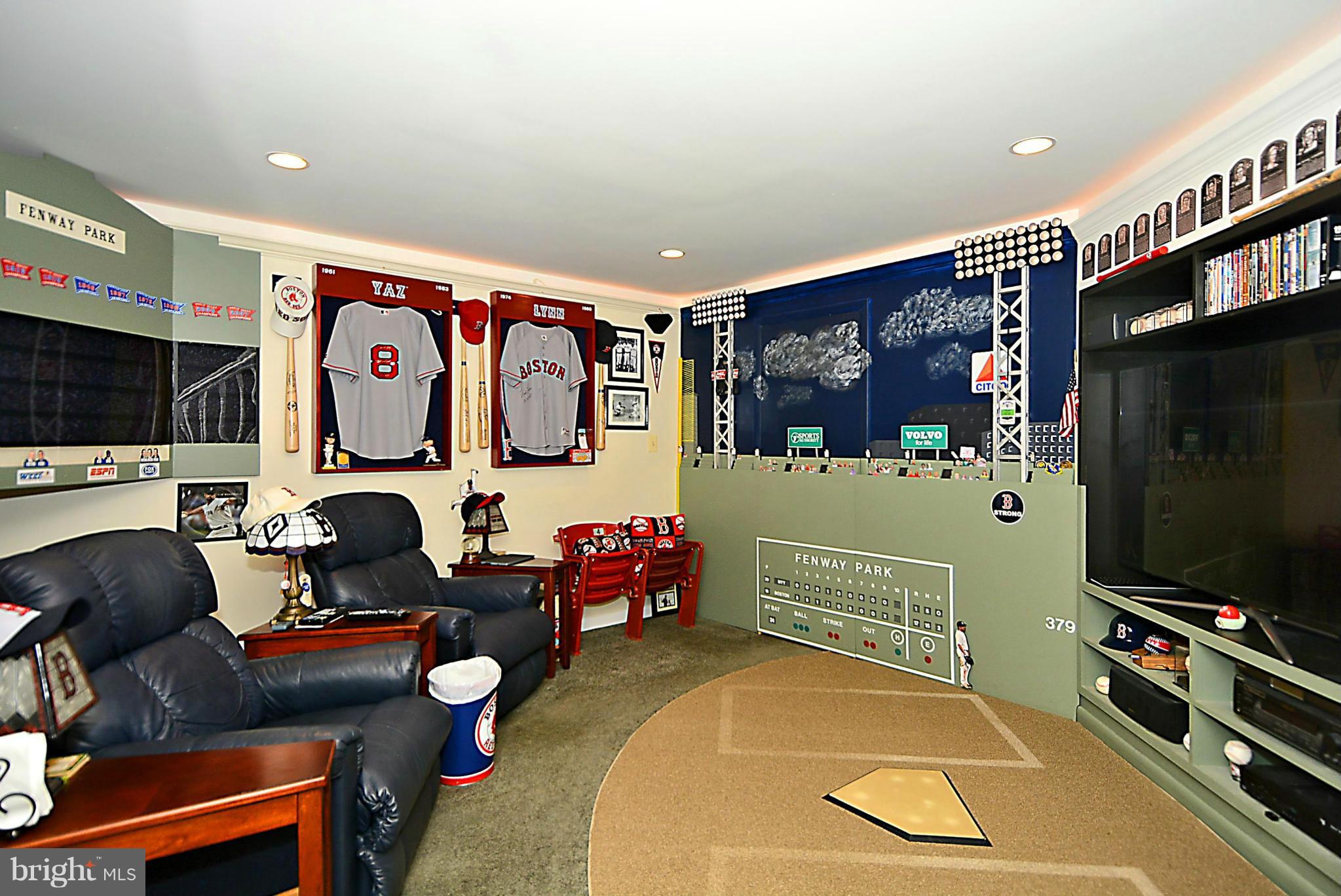 UNIVERSITY SQUARE - Residential