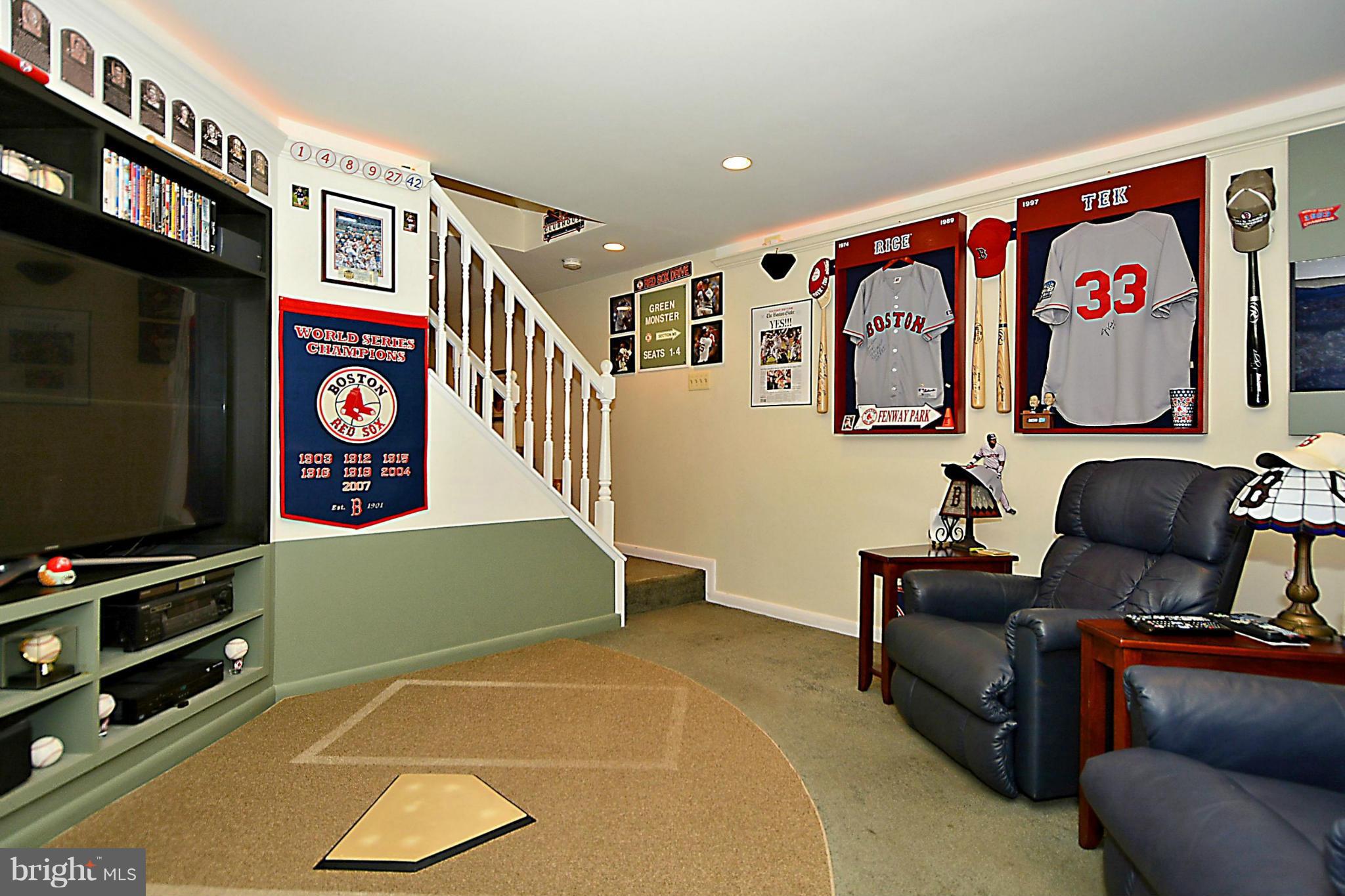 UNIVERSITY SQUARE - Residential