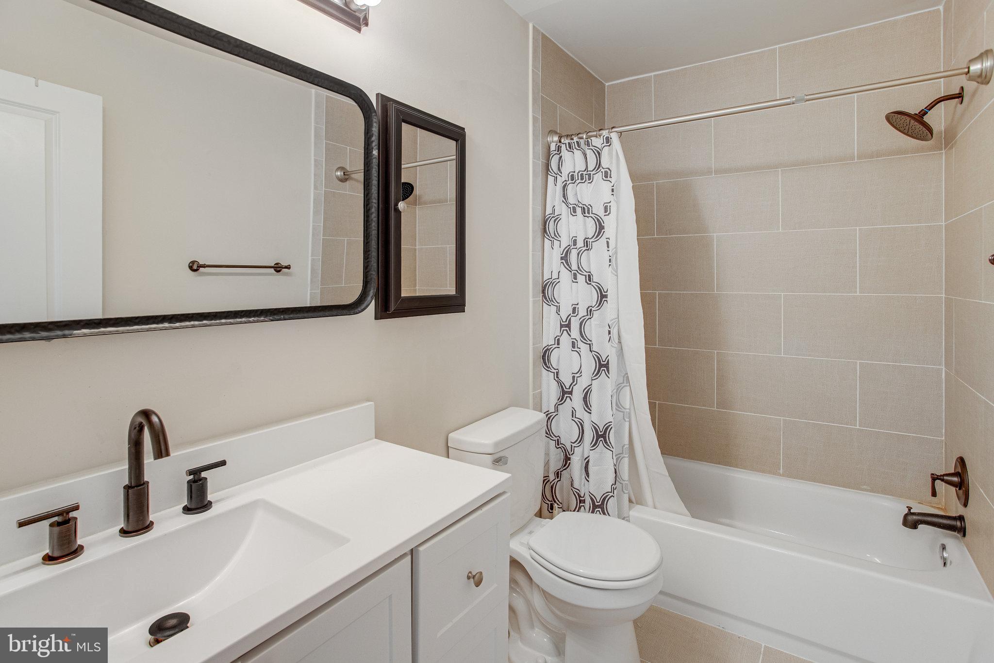 TOWN & COUNTRY TOWNHOUSES - Residential