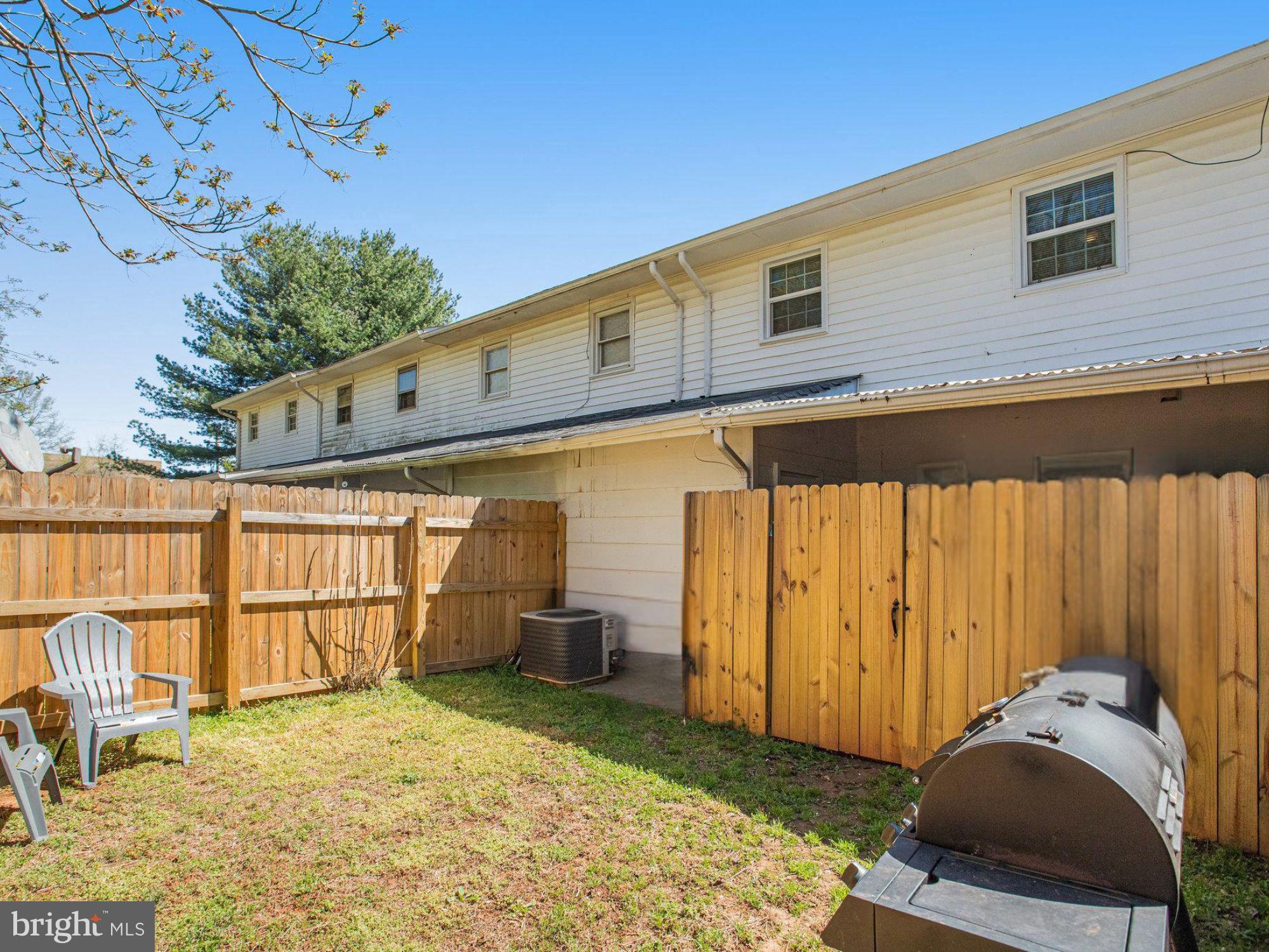 TOWN & COUNTRY TOWNHOUSES - Residential