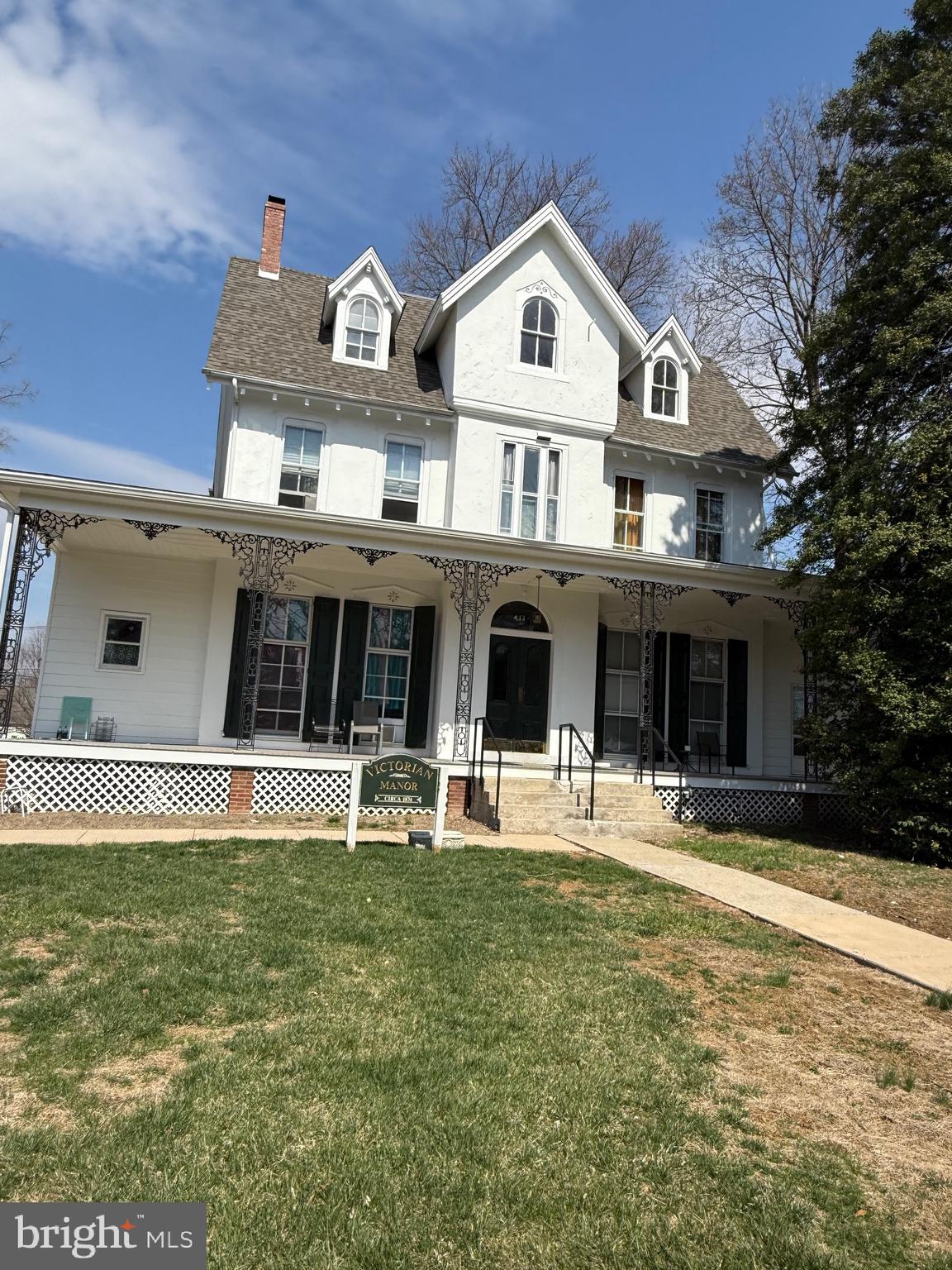Conveniently located 3rd floor 2 bedroom apartment with off street parking Freshly painted. Heat and hot water included in rent. Laundry facilities available on site.
This is not a student rental.