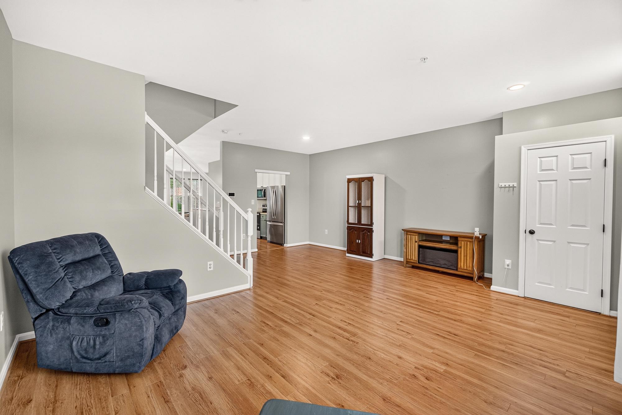 2433 LAKESIDE DRIVE