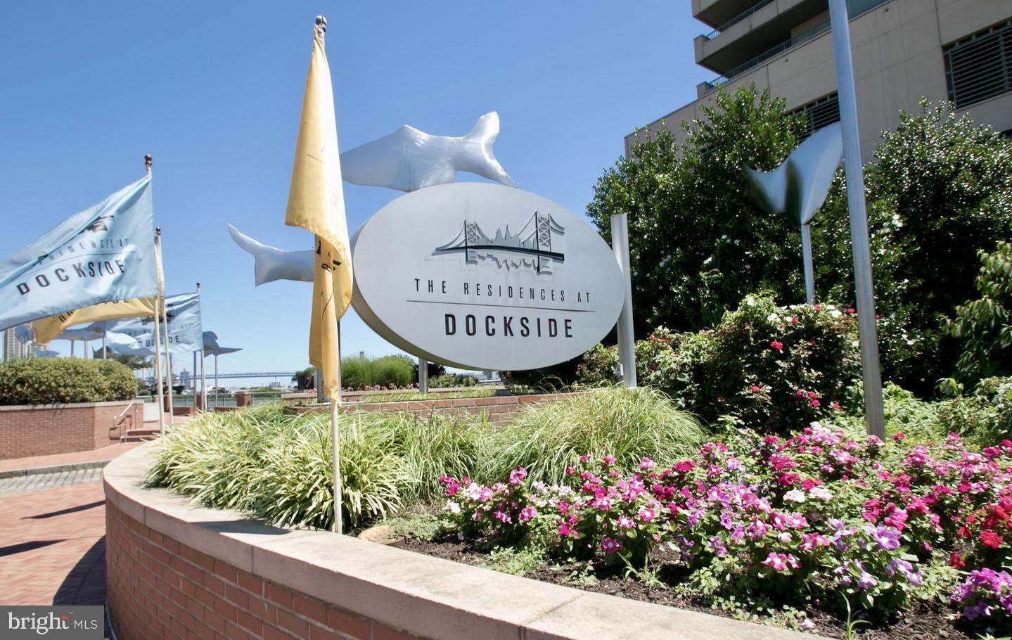 QUEEN VILLAGE - Residential