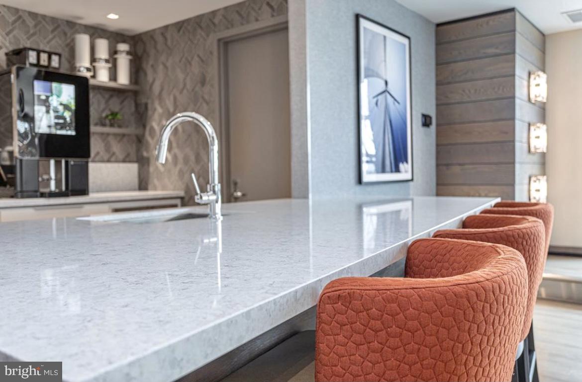 QUEEN VILLAGE - Residential