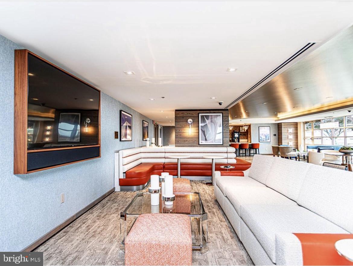 QUEEN VILLAGE - Residential