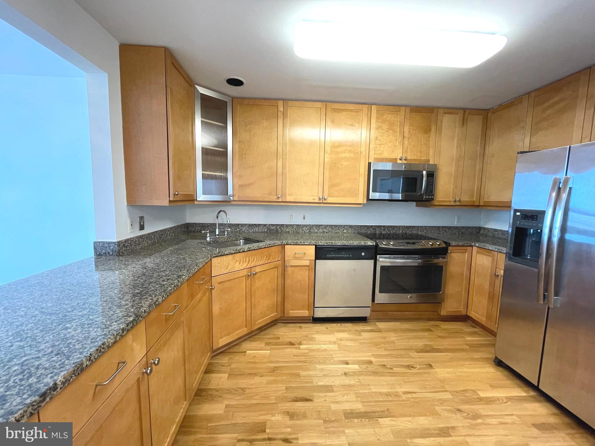 QUEEN VILLAGE - Residential