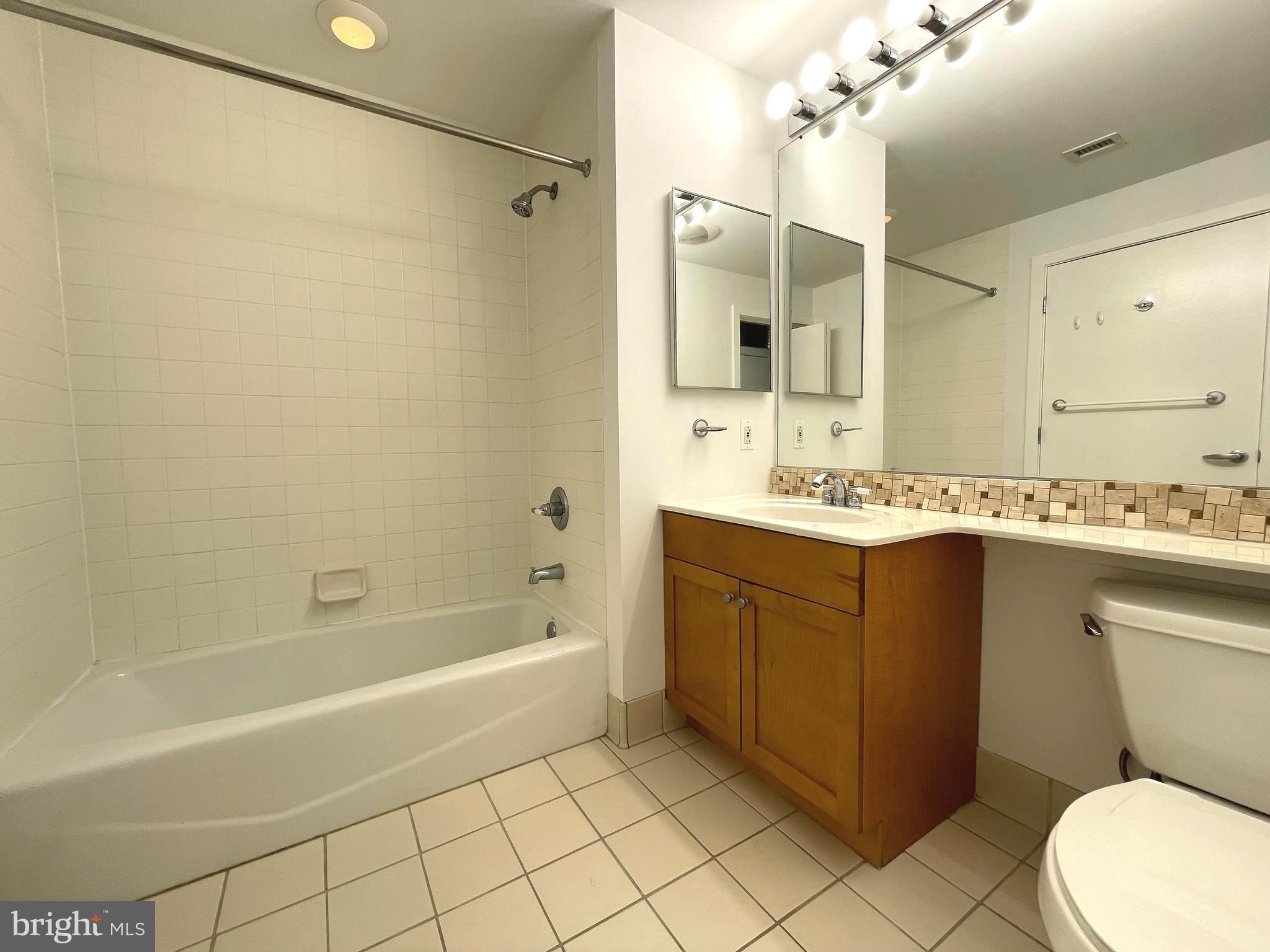 QUEEN VILLAGE - Residential