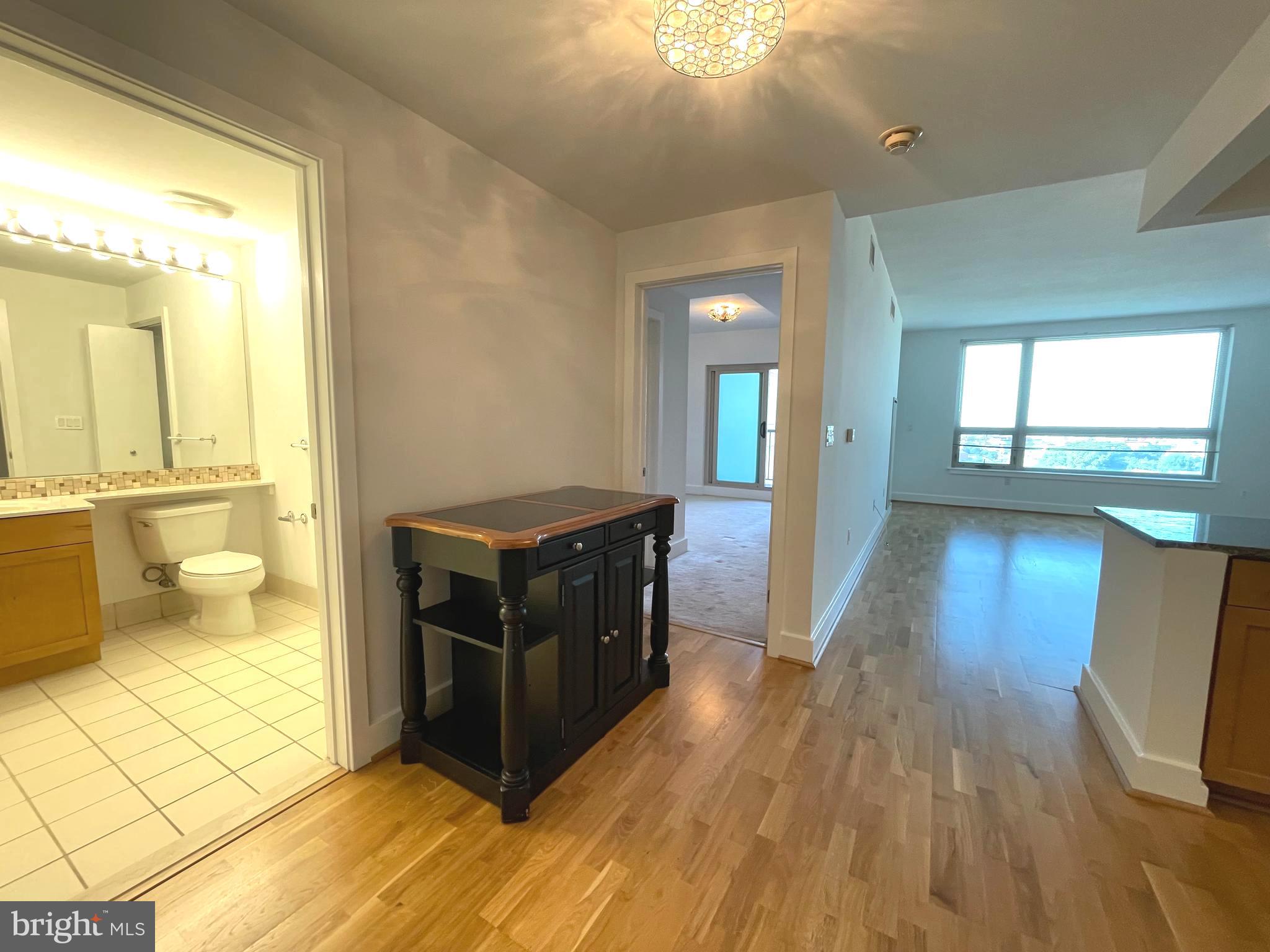 QUEEN VILLAGE - Residential