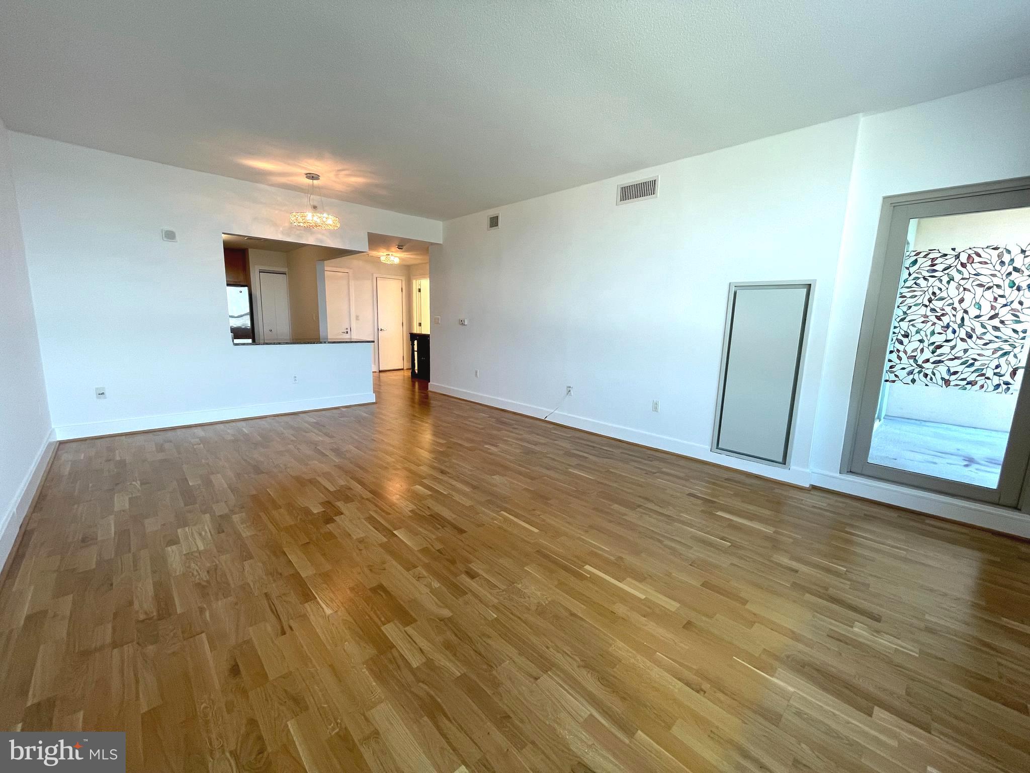 QUEEN VILLAGE - Residential