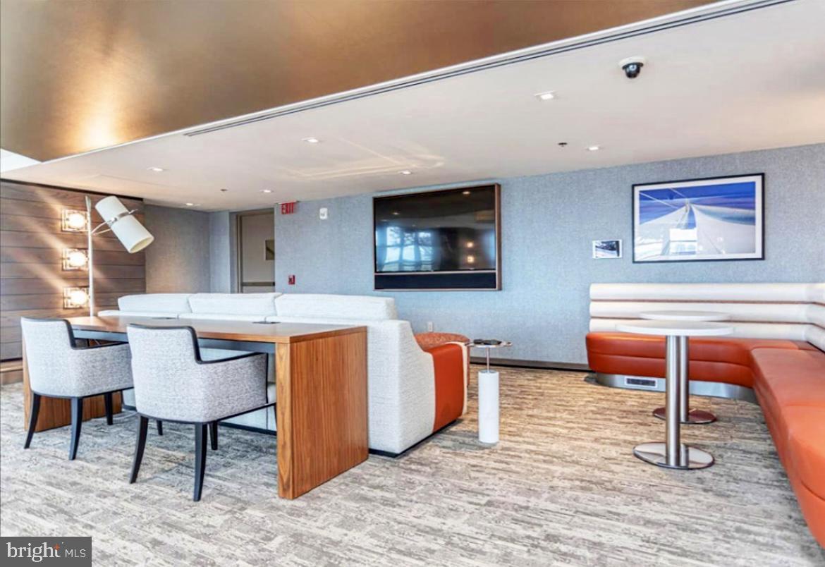 QUEEN VILLAGE - Residential