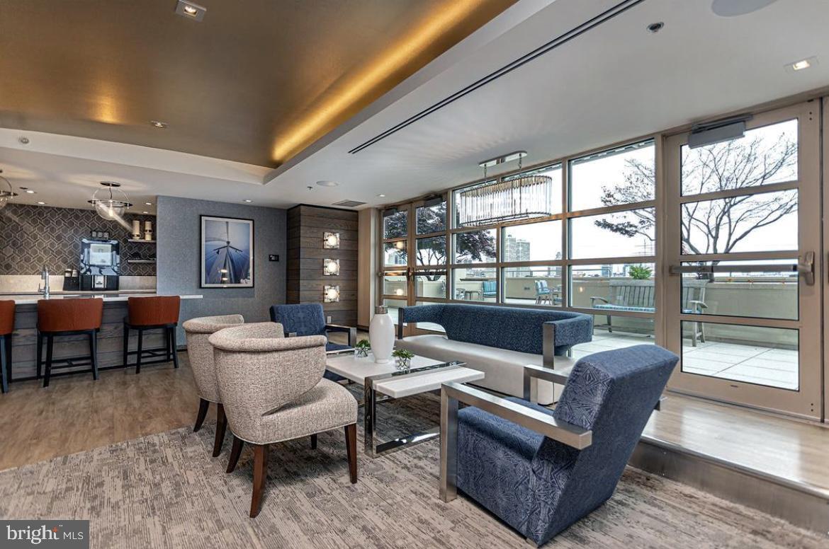 QUEEN VILLAGE - Residential