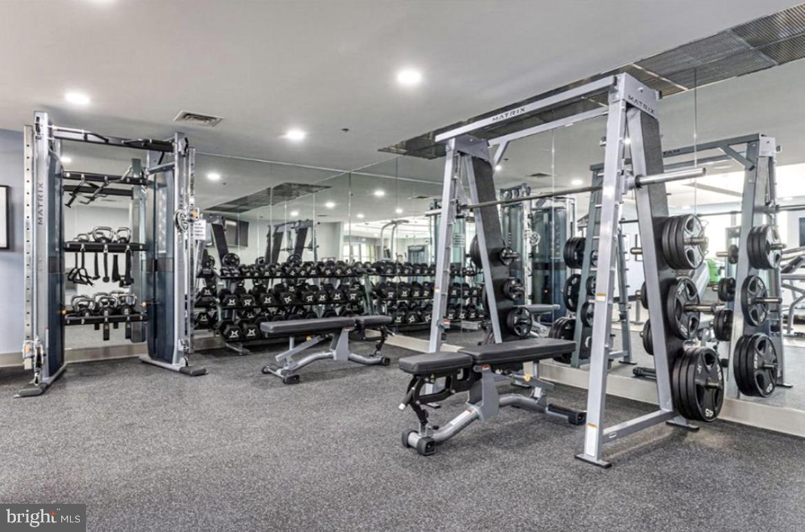 QUEEN VILLAGE - Residential