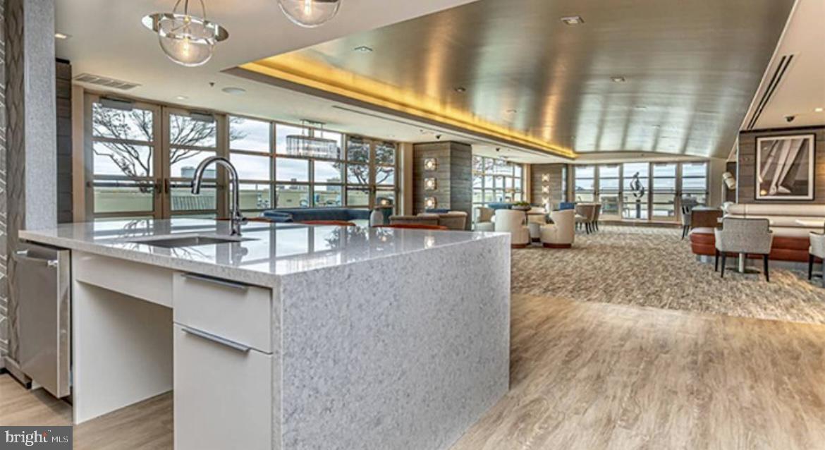 QUEEN VILLAGE - Residential