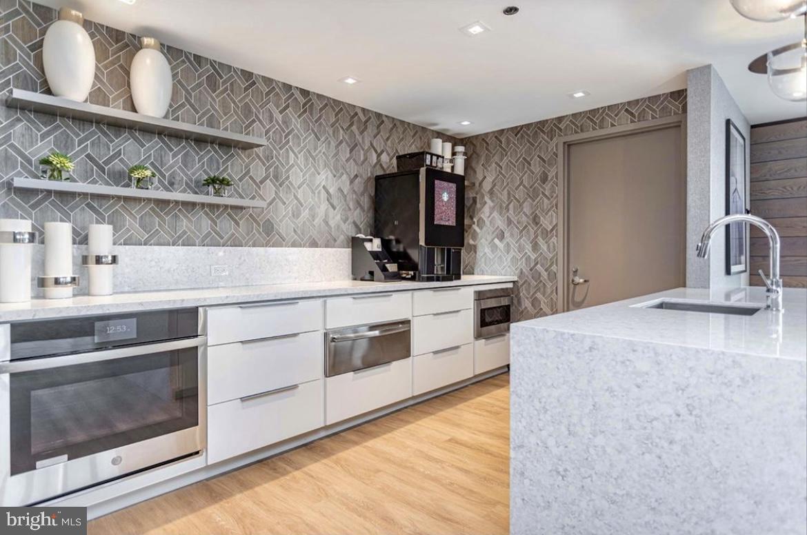 QUEEN VILLAGE - Residential