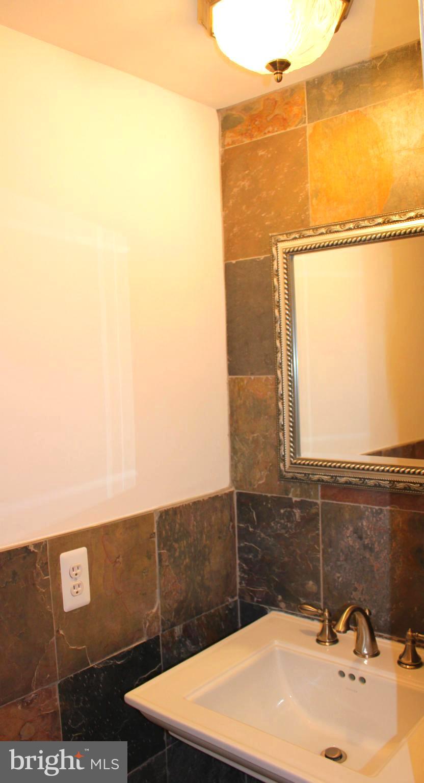 TORPEDO FACTORY - Residential Lease