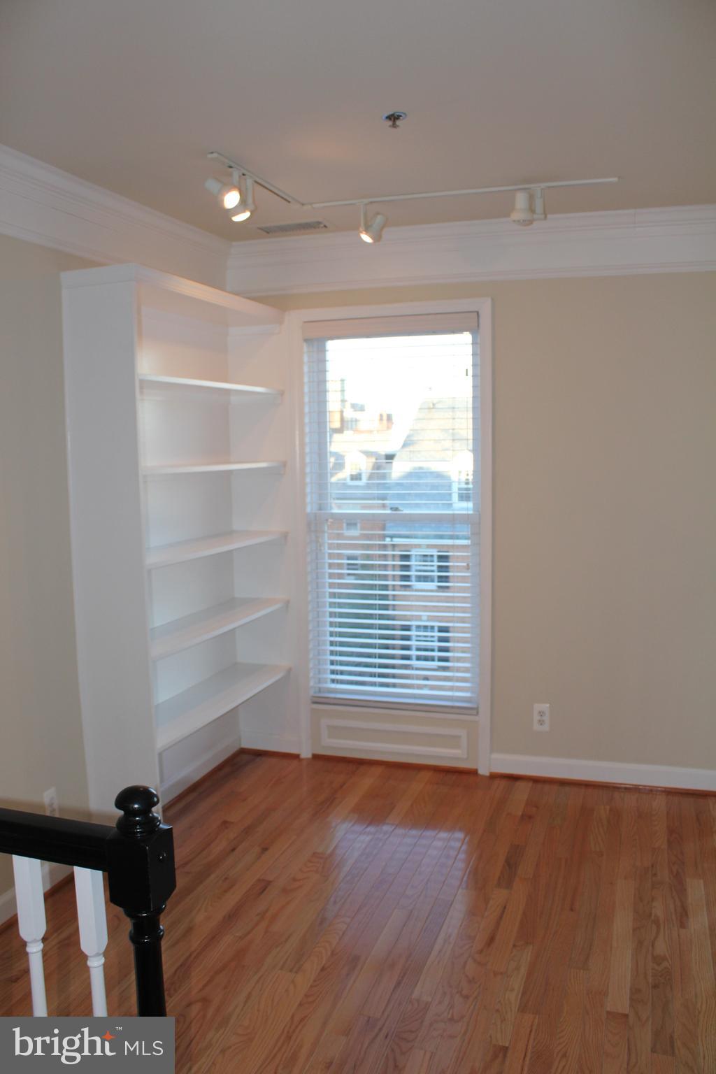 TORPEDO FACTORY - Residential Lease