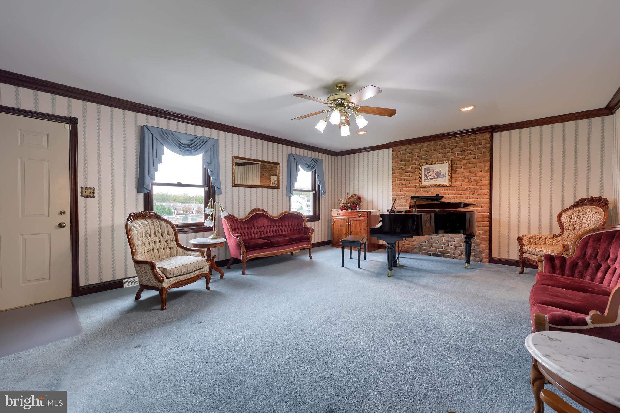 2435 HONEYSUCKLE LANE