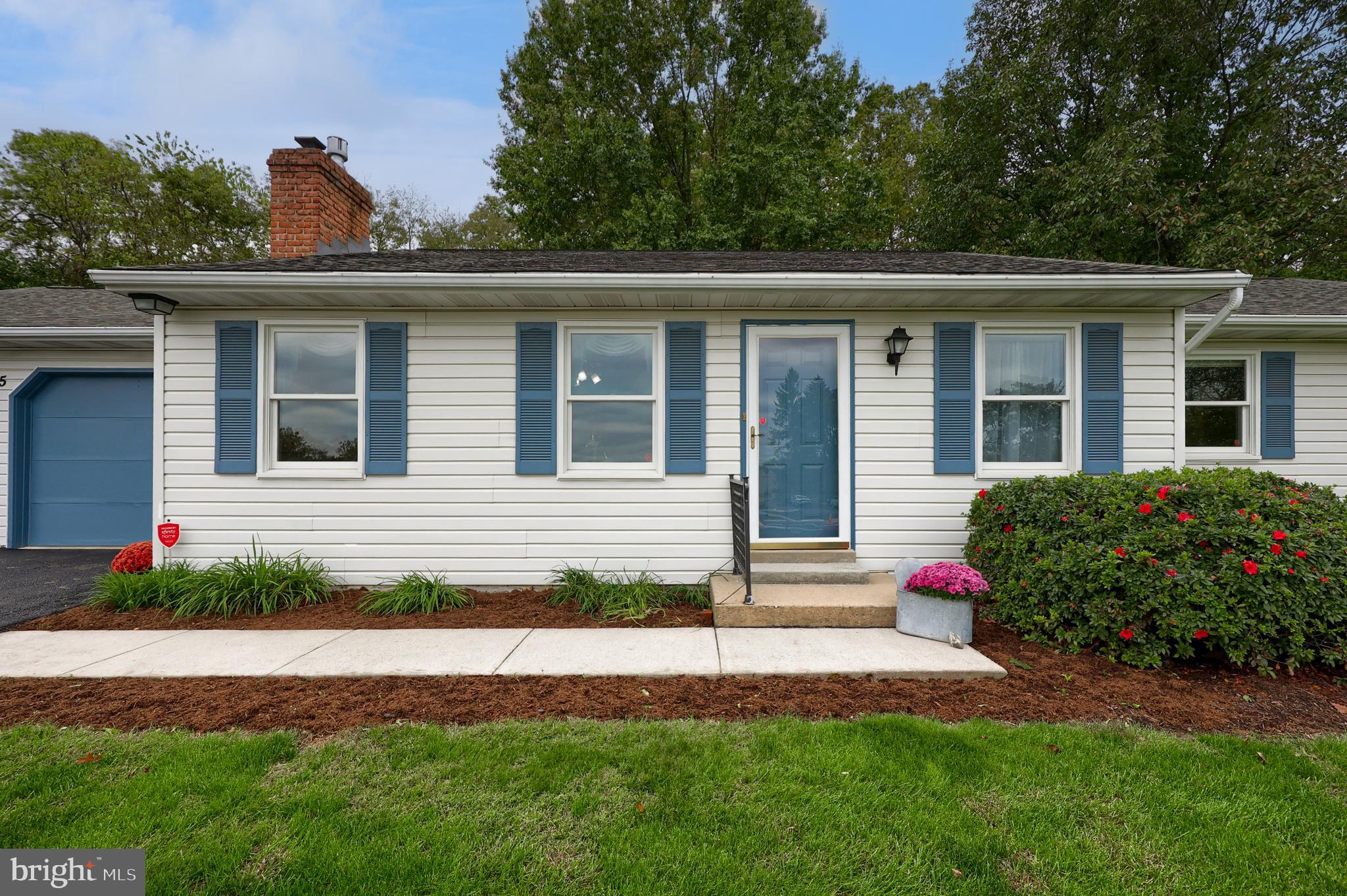2435 HONEYSUCKLE LANE