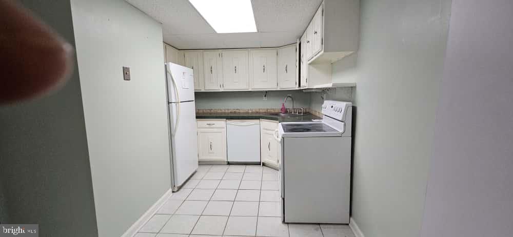 SPRING MOUNT SUMMI - Residential Lease