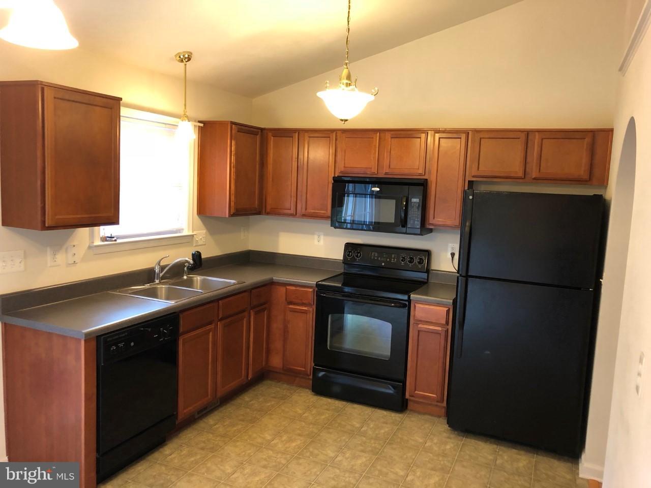 LAKE LAND - Residential Lease