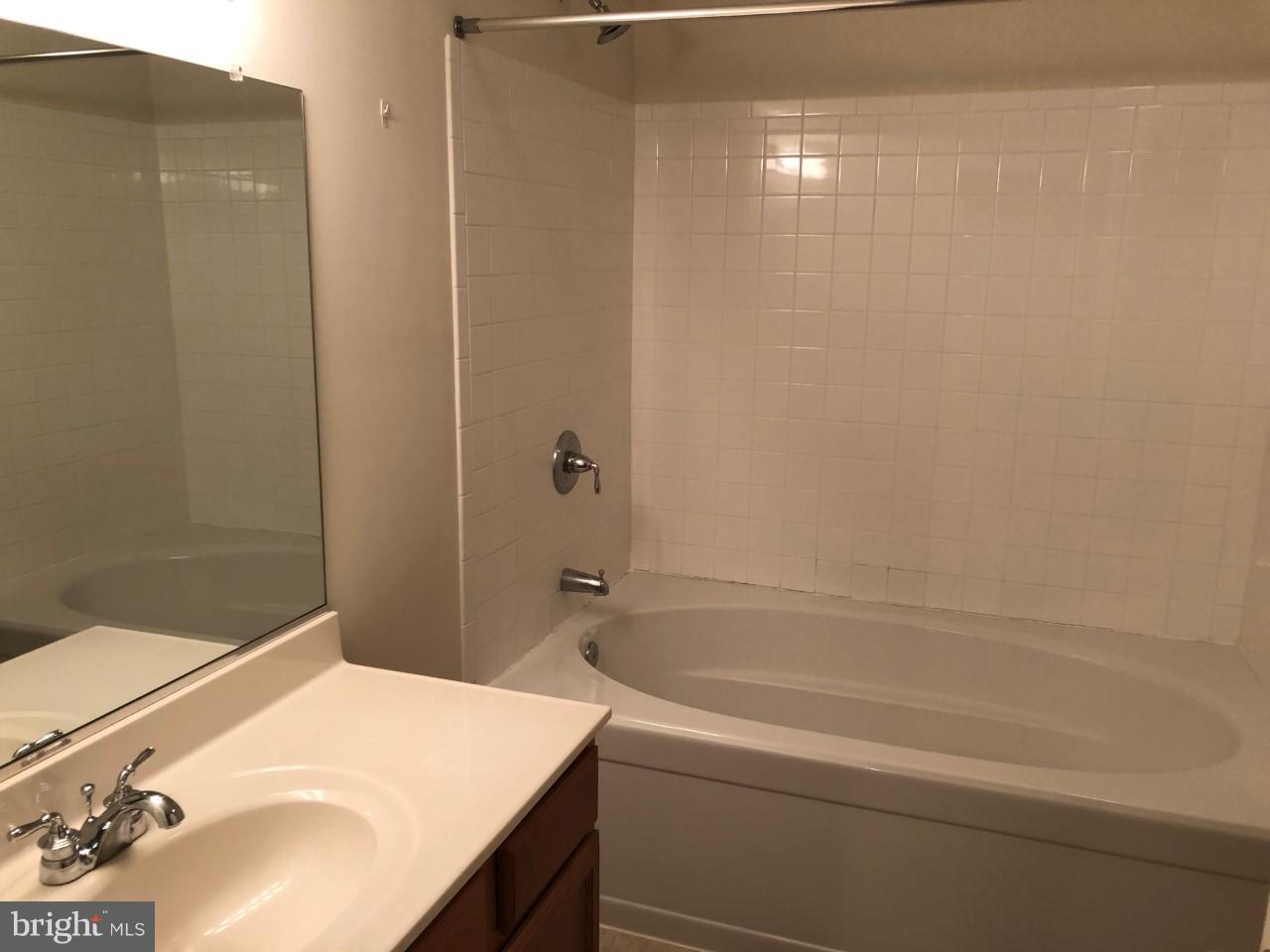 LAKE LAND - Residential Lease