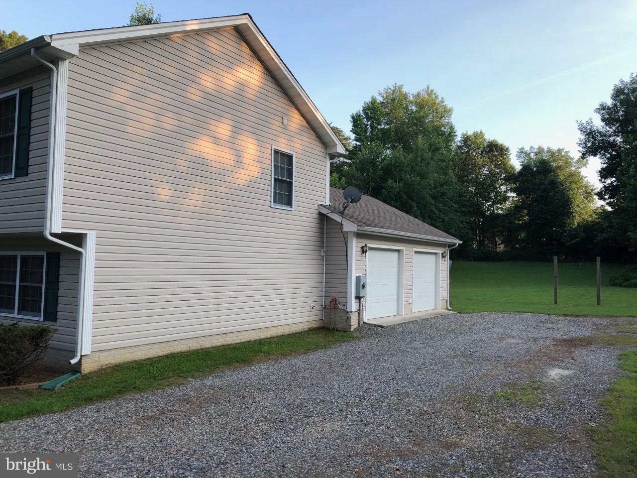 LAKE LAND - Residential Lease