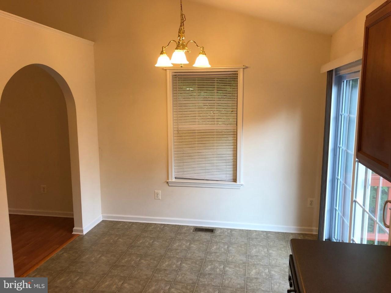 LAKE LAND - Residential Lease